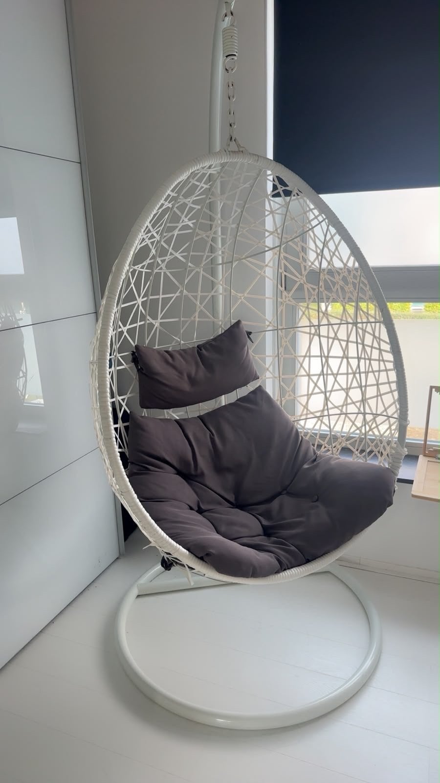 Hangstoel Xenos - Wit met donkergrijs kussen, Huis en Inrichting, Stoelen, Gebruikt, Eén, Kunststof, Wit, Ophalen