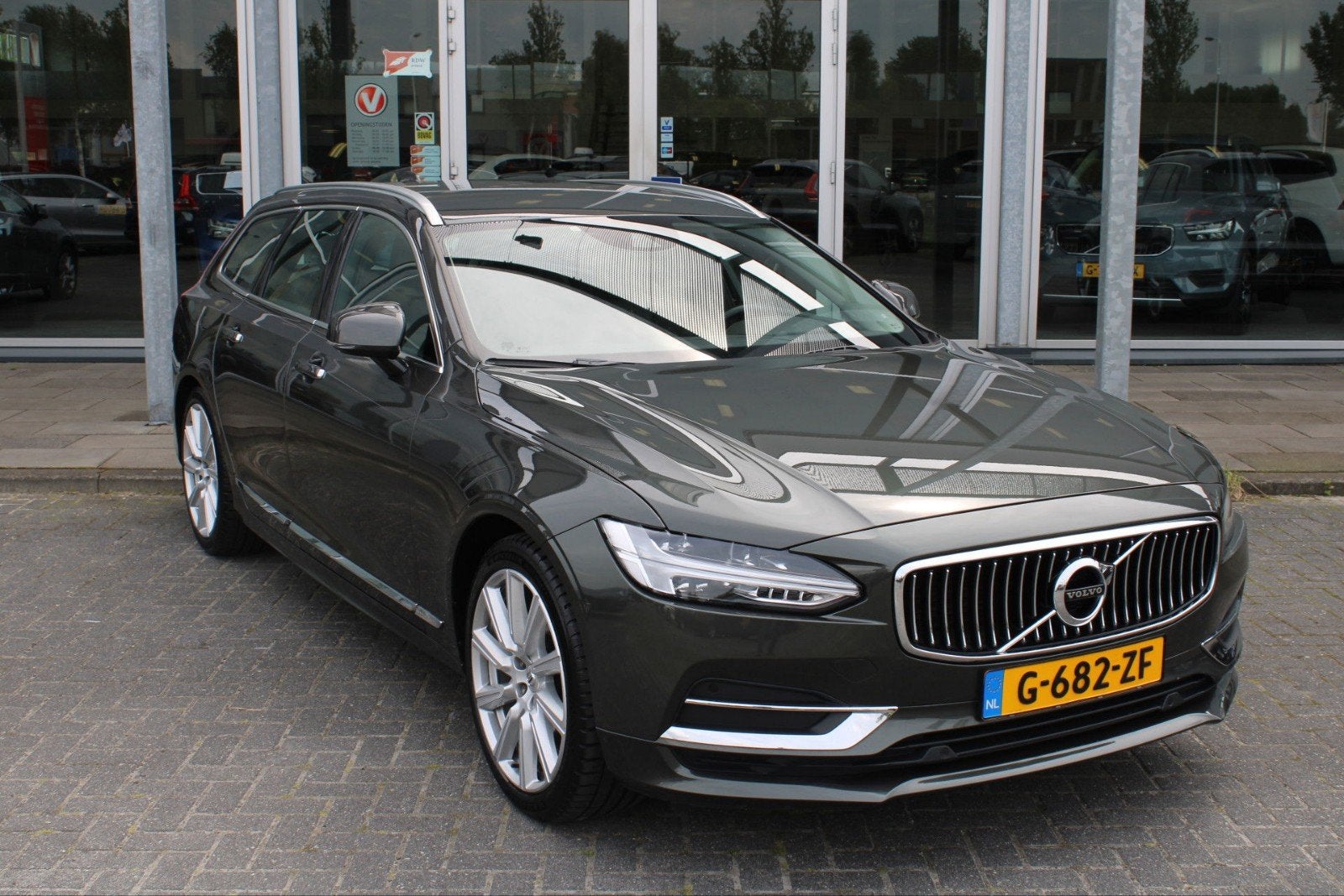 Volvo V90 T4 Inscription 2020, Auto's, Dealer onderhouden, Parkeerassistent, Zwart, Leder