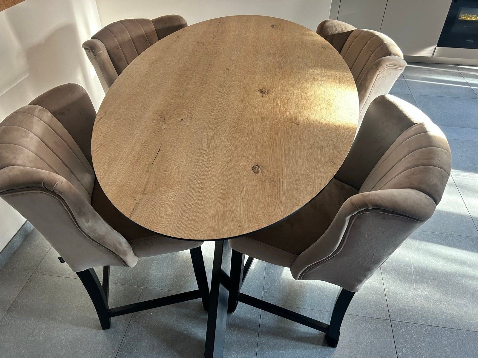 Ovale hoge eettafel met 4 velours beige stoelen, Ophalen, Eikenhout, 50 tot 100 cm, Zo goed als nieuw