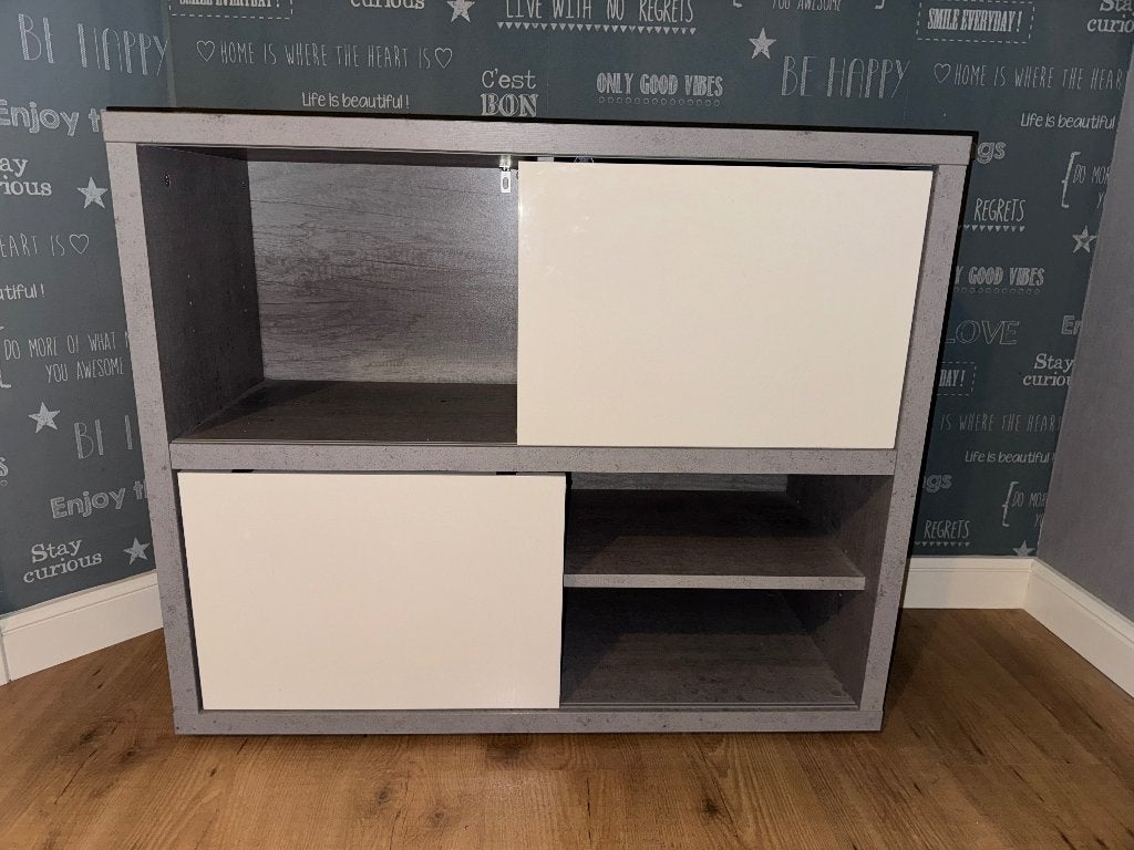Moderne JYSK ULLITS kast / dressoir – Betonlook l, Ophalen, Kunststof, Met deur(en), 50 tot 100 cm