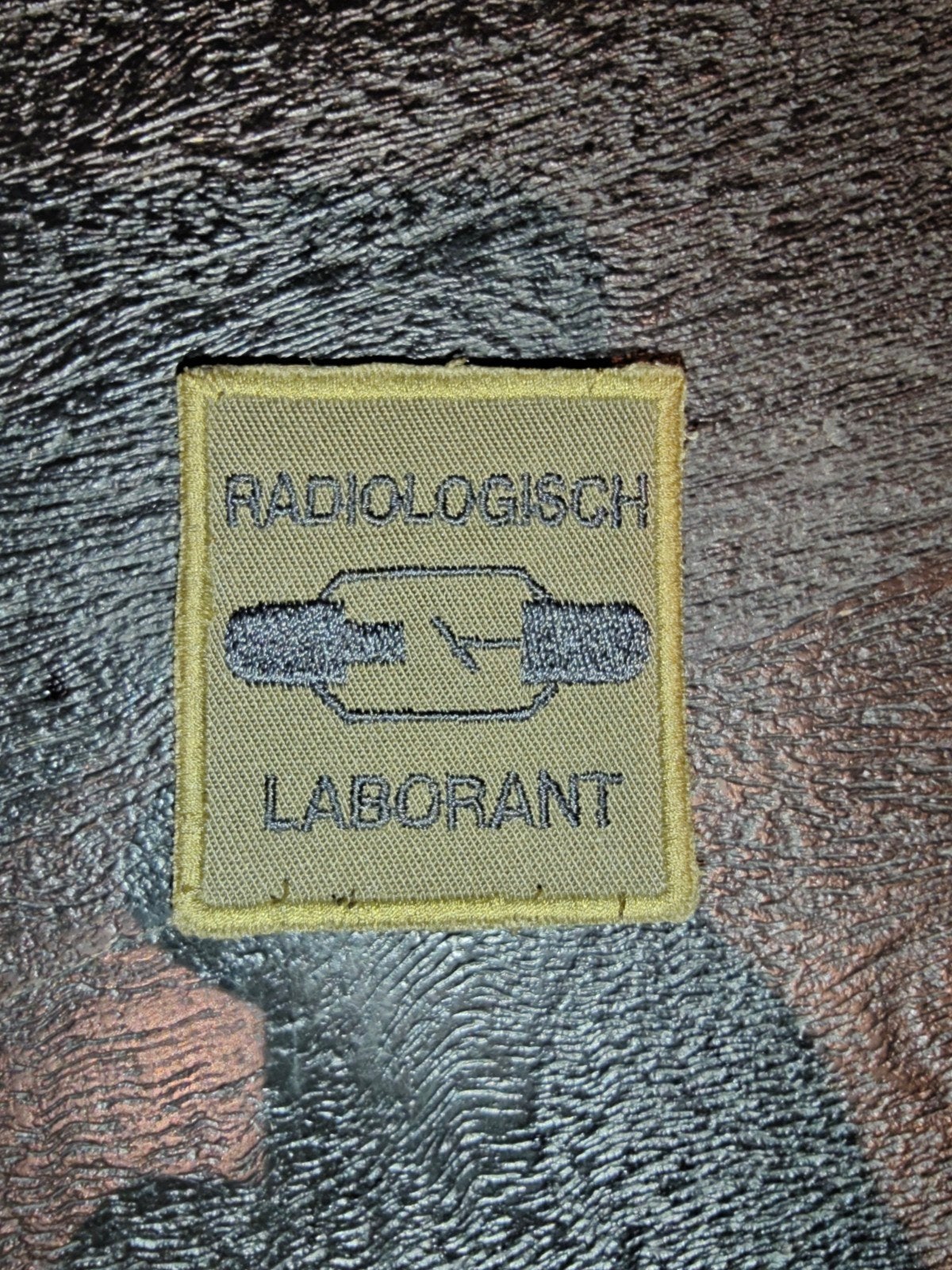 borstembleem KL Radiologisch Laborant met klittenband, Ophalen of Verzenden, Landmacht, Nederland, Embleem of Badge