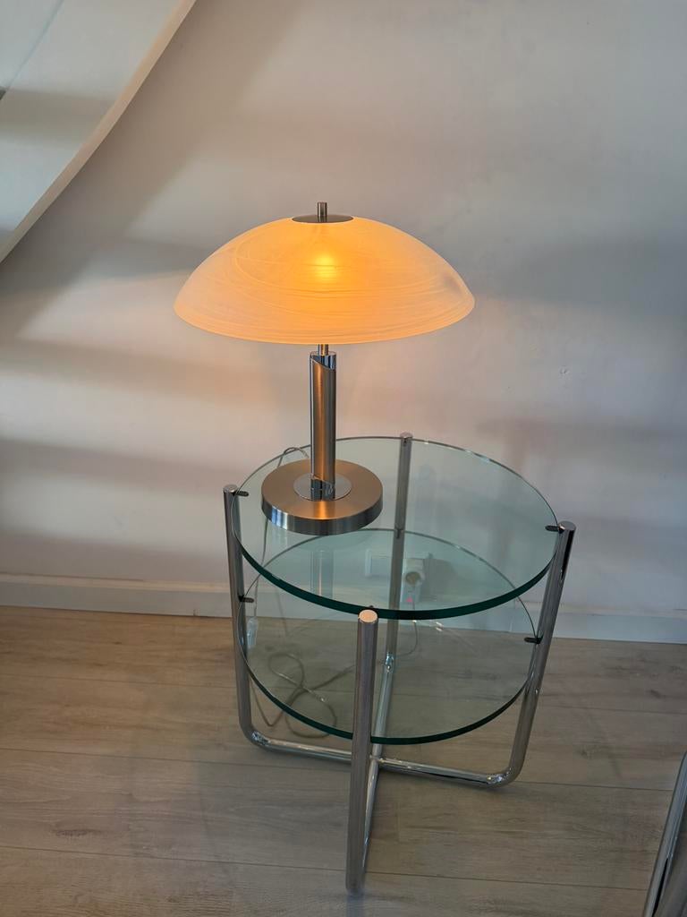 Tafel lamp Chromen poten met een glazen kap., Ophalen of Verzenden, Zo goed als nieuw