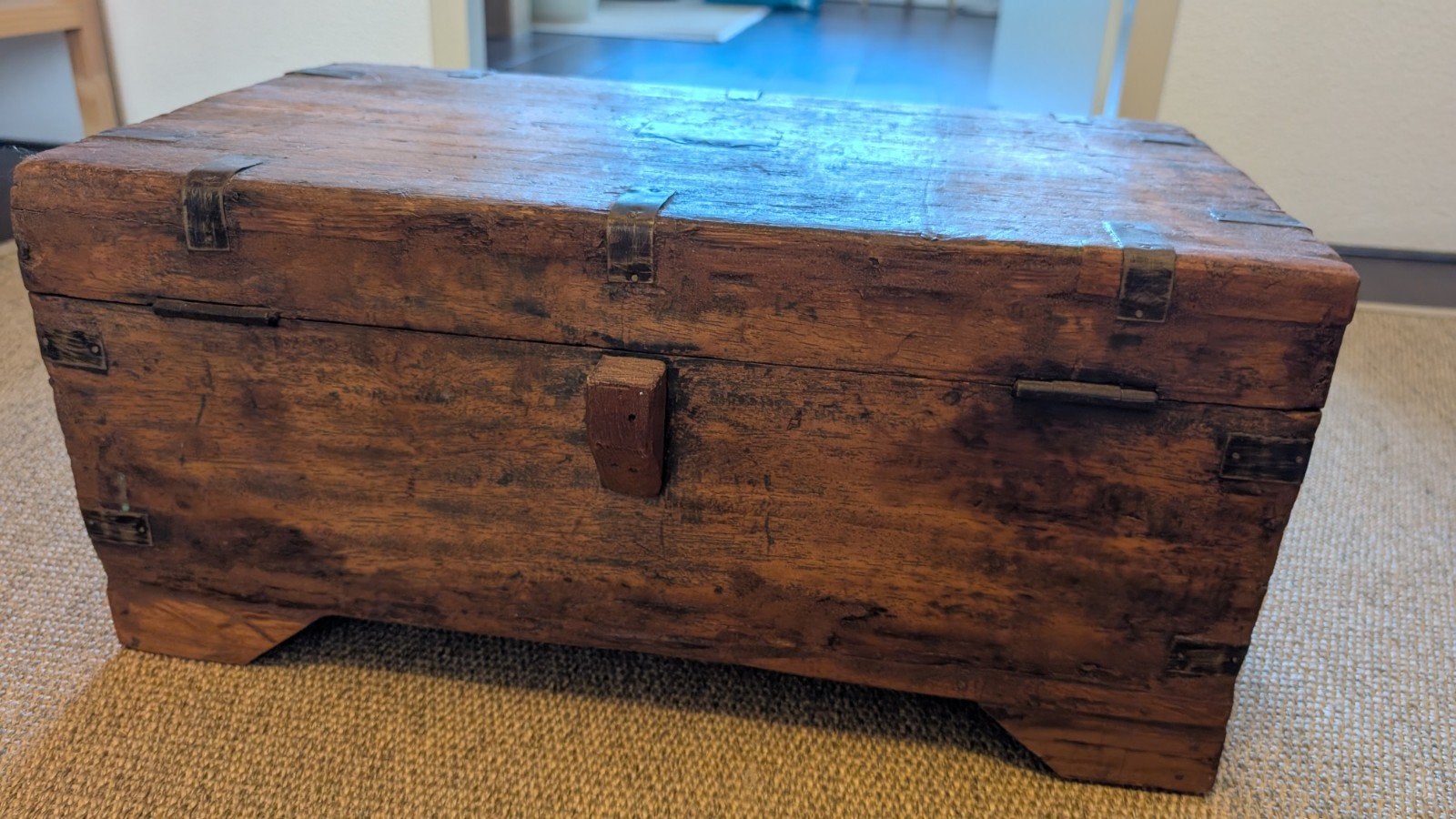 Antieke houten kist met metalen beslag en handvatten, Ophalen