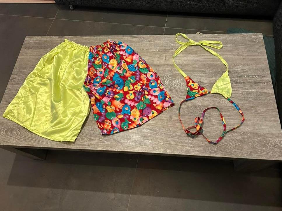 27x zwembroek satijn / carnaval of kleine of grote loopgroep, Ophalen of Verzenden, Zo goed als nieuw, Overige maten, Carnaval