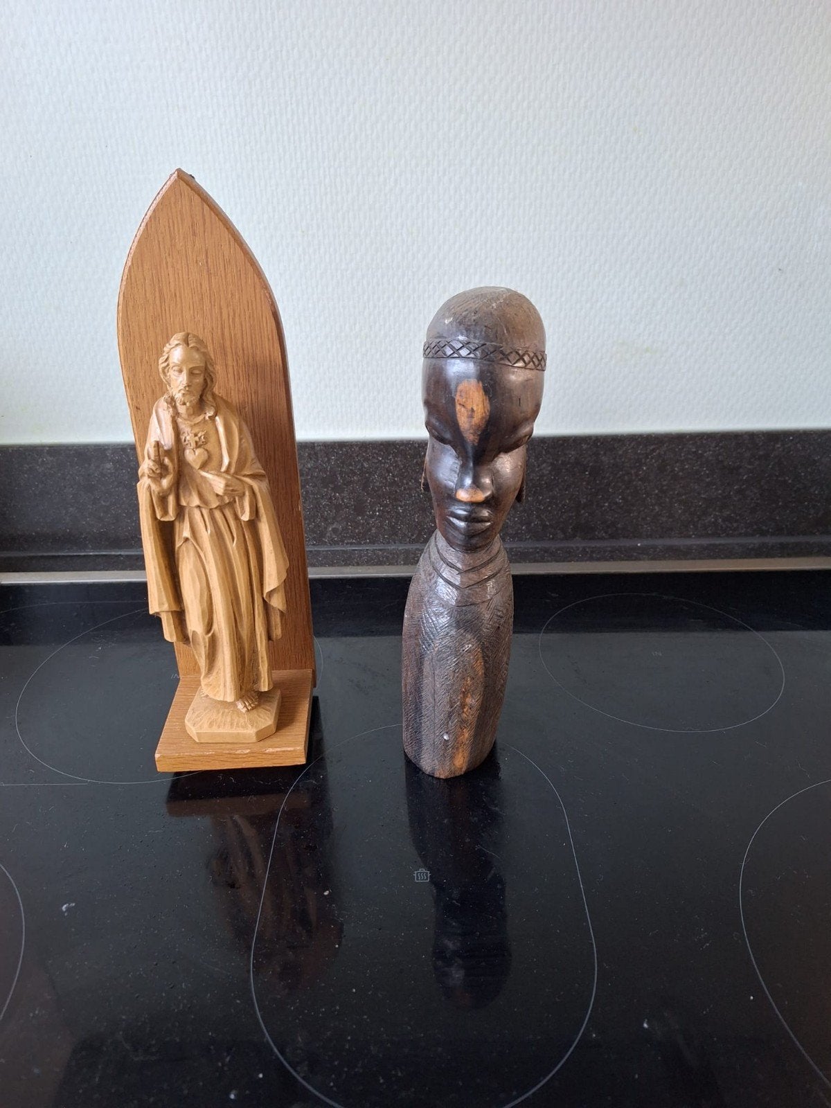 2 houten beelden, Antiek en Kunst, Kunst | Beelden en Houtsnijwerken, Ophalen of Verzenden, Hout, Houtsnijwerk, 20 - 50 cm