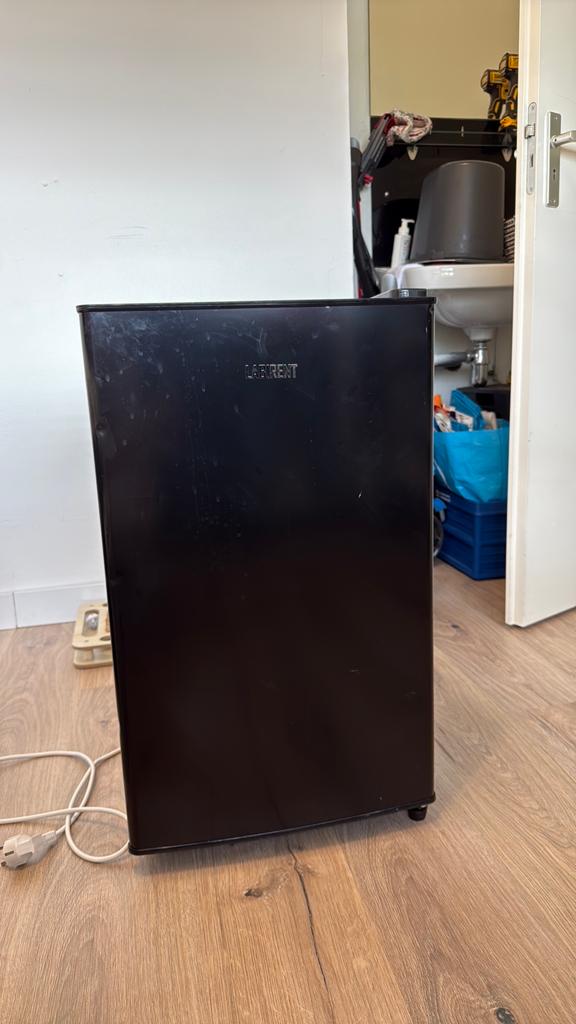 Compacte minibar koelkast, ideaal voor kleine ruimtes, Verzenden, Minder dan 75 liter, Zonder vriesvak, Gebruikt