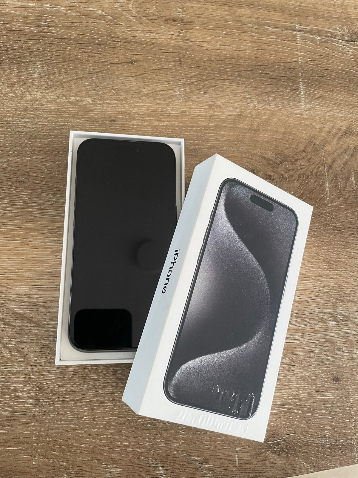 Foto 8 van iPhone 15 Pro 256GB Zwart - Lichte schade