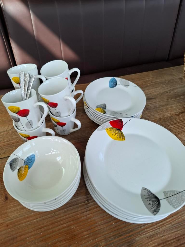 8 persoons Modern Servies met Vrolijk Bloemenpatroon, Ophalen