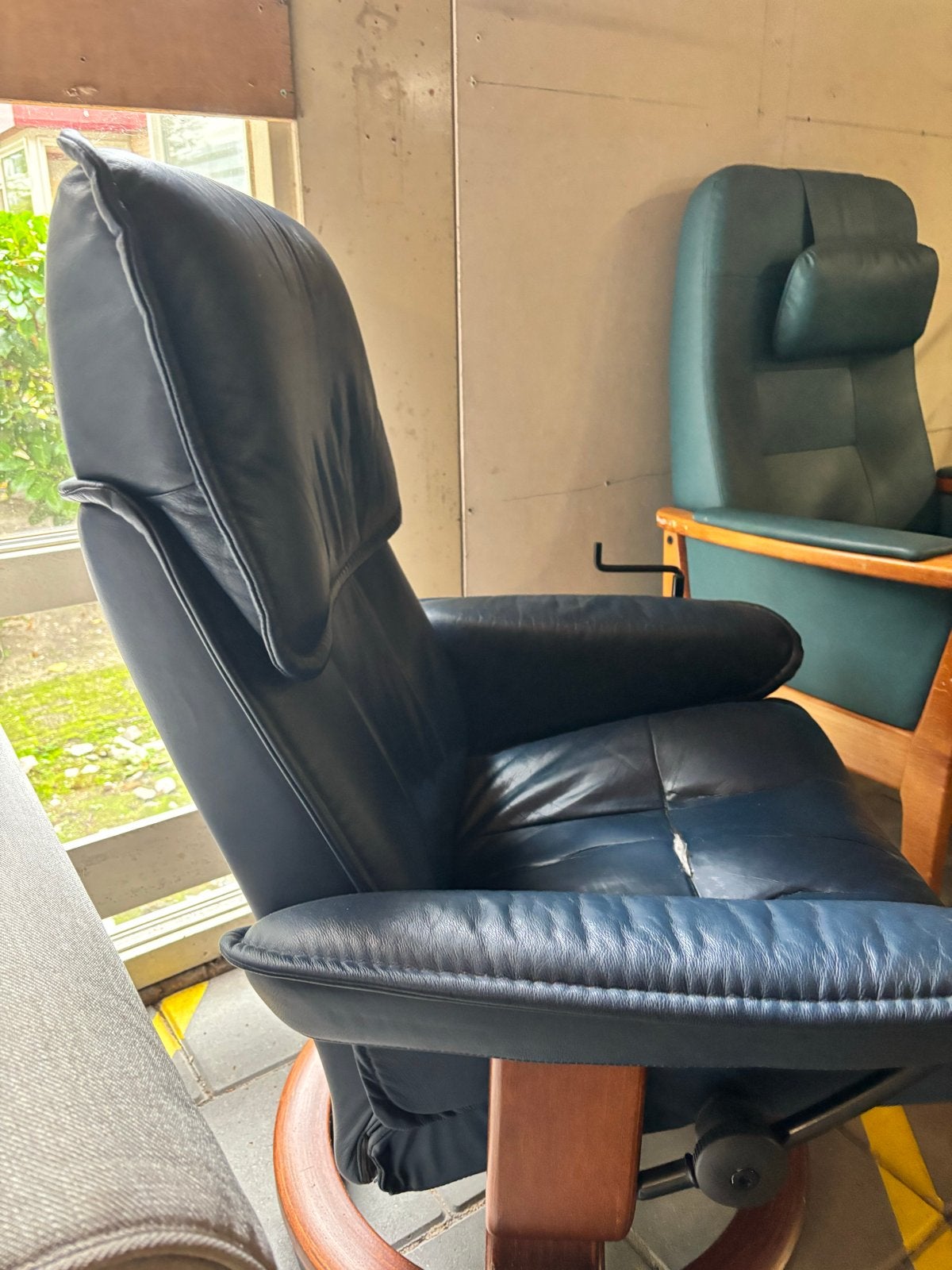 Leren fauteuil met draaivoet - schade aan zitvlak, Ophalen, Gebruikt, Leer, 75 tot 100 cm
