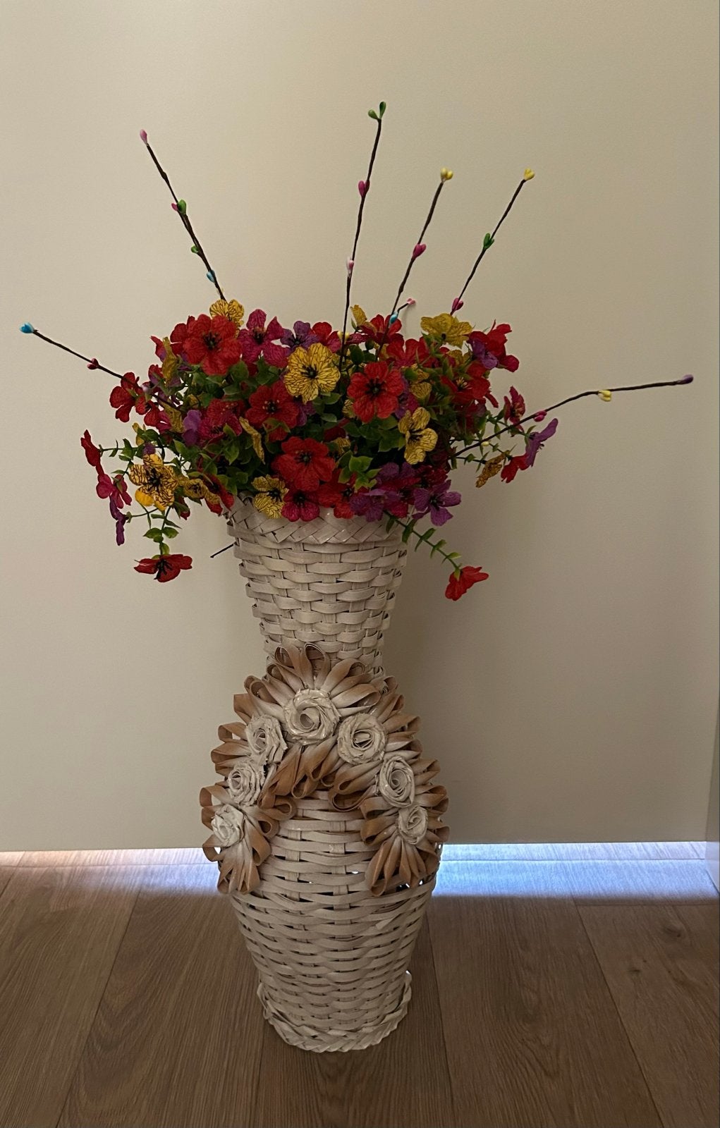 Handgemaakte Rieten Vaas uit Oekraïne met Kunstbloemen, Huis en Inrichting, Woonaccessoires | Vazen, Handgemaakt, Wit, Natuurlijk materiaal