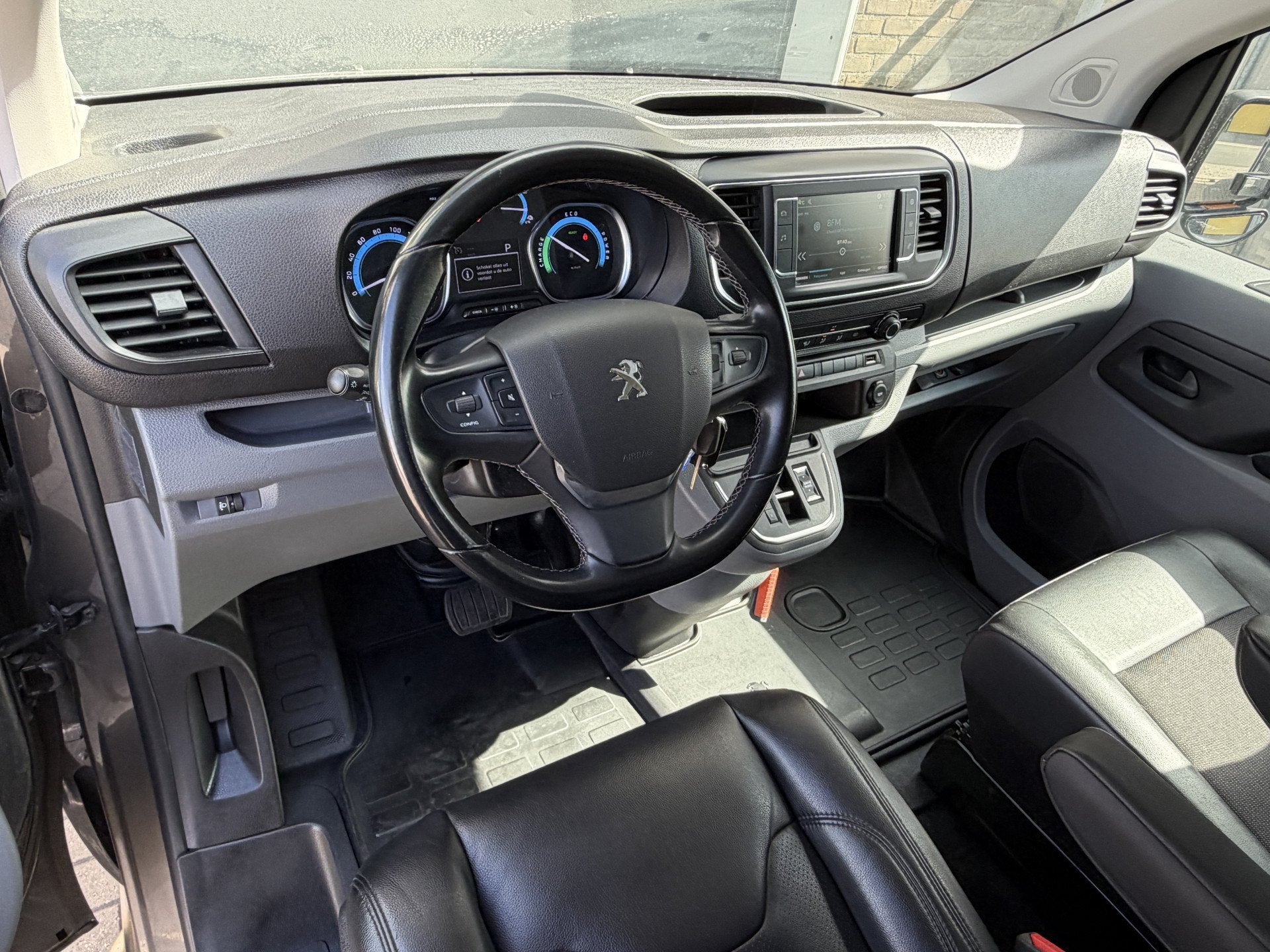 Peugeot e-Expert Standard Premium 136 PK 75 kWh CarPlay/Crui, Dealer onderhouden, 136 pk, Gebruikt, Zwart