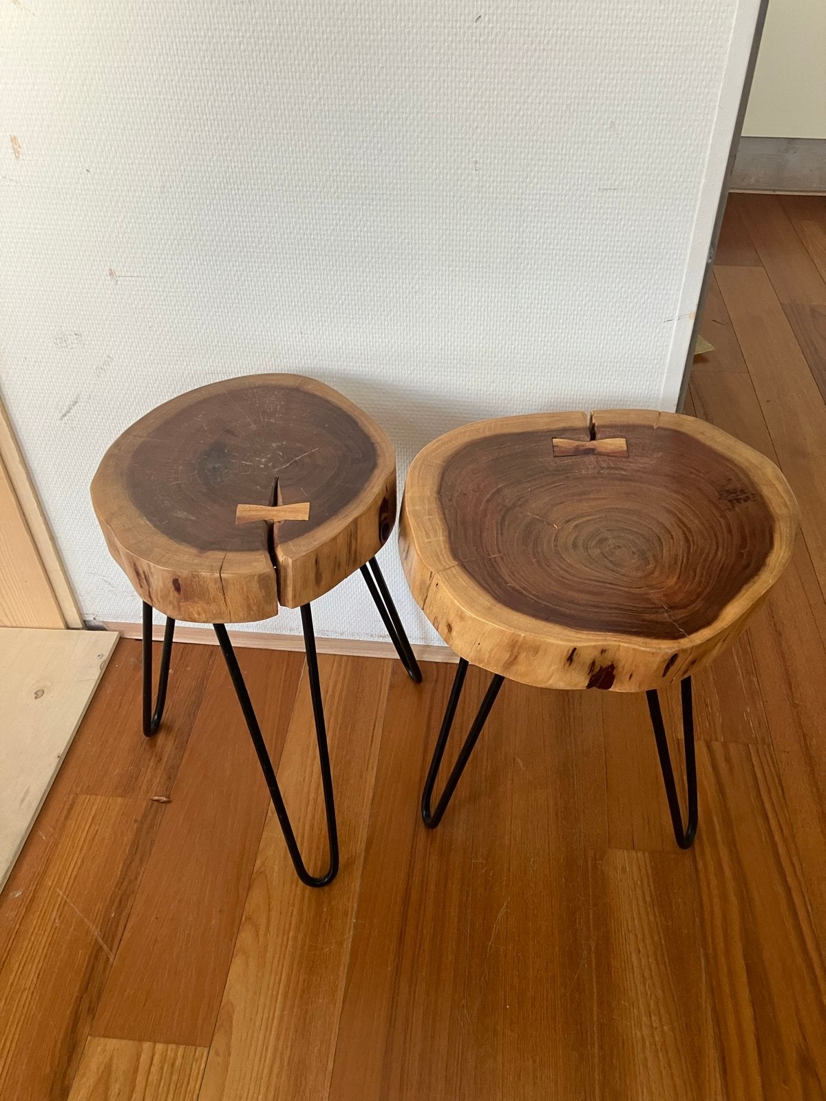Set van 2 boomstam bijzettafels met hairpin poten, Ophalen, Minder dan 45 cm, Minder dan 55 cm, Zo goed als nieuw