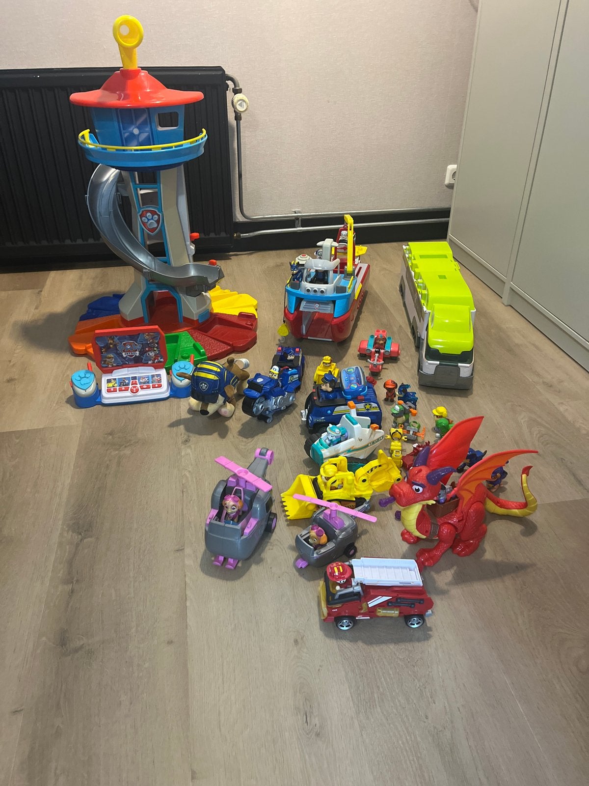 Grote Paw Patrol Speelset met Uitkijktoren en Voertuigen, Ophalen, Gebruikt, Jongen of Meisje