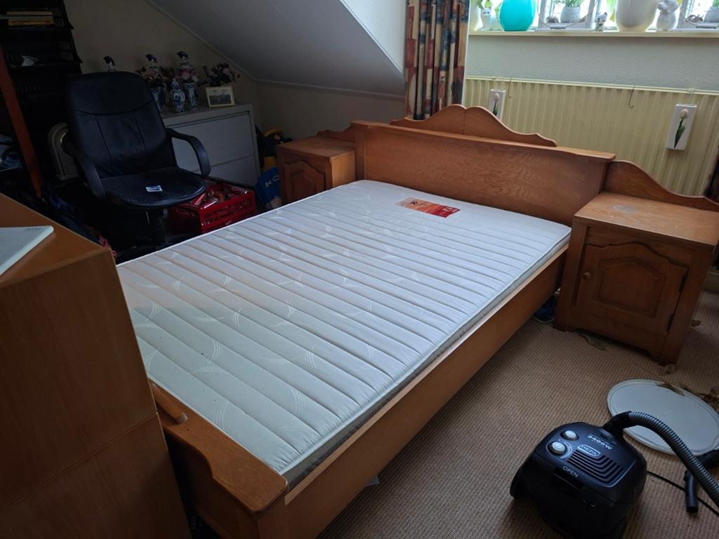Mooi 2persoons bed +matras en 2 nachtkastjes, Tweepersoons, Zo goed als nieuw, Hout, 140 cm