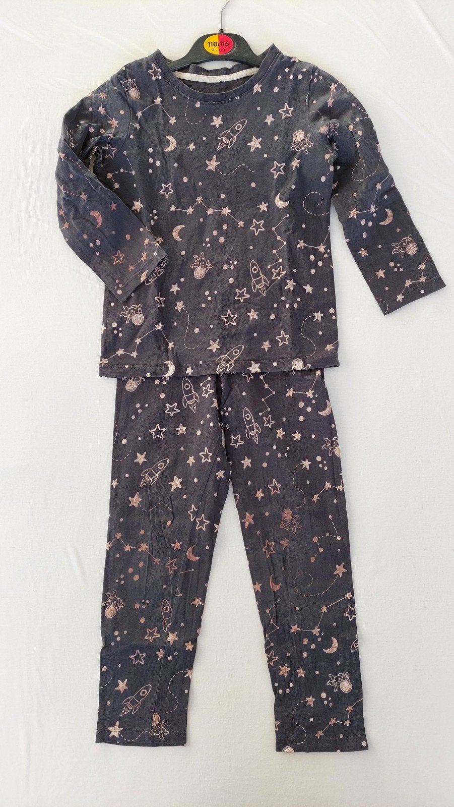 Pyjama grijs H&M print maat 110-116 ruimte astronaut, Kinderen en Baby's, Kinderkleding | Maat 116, Nacht- of Onderkleding, Gebruikt