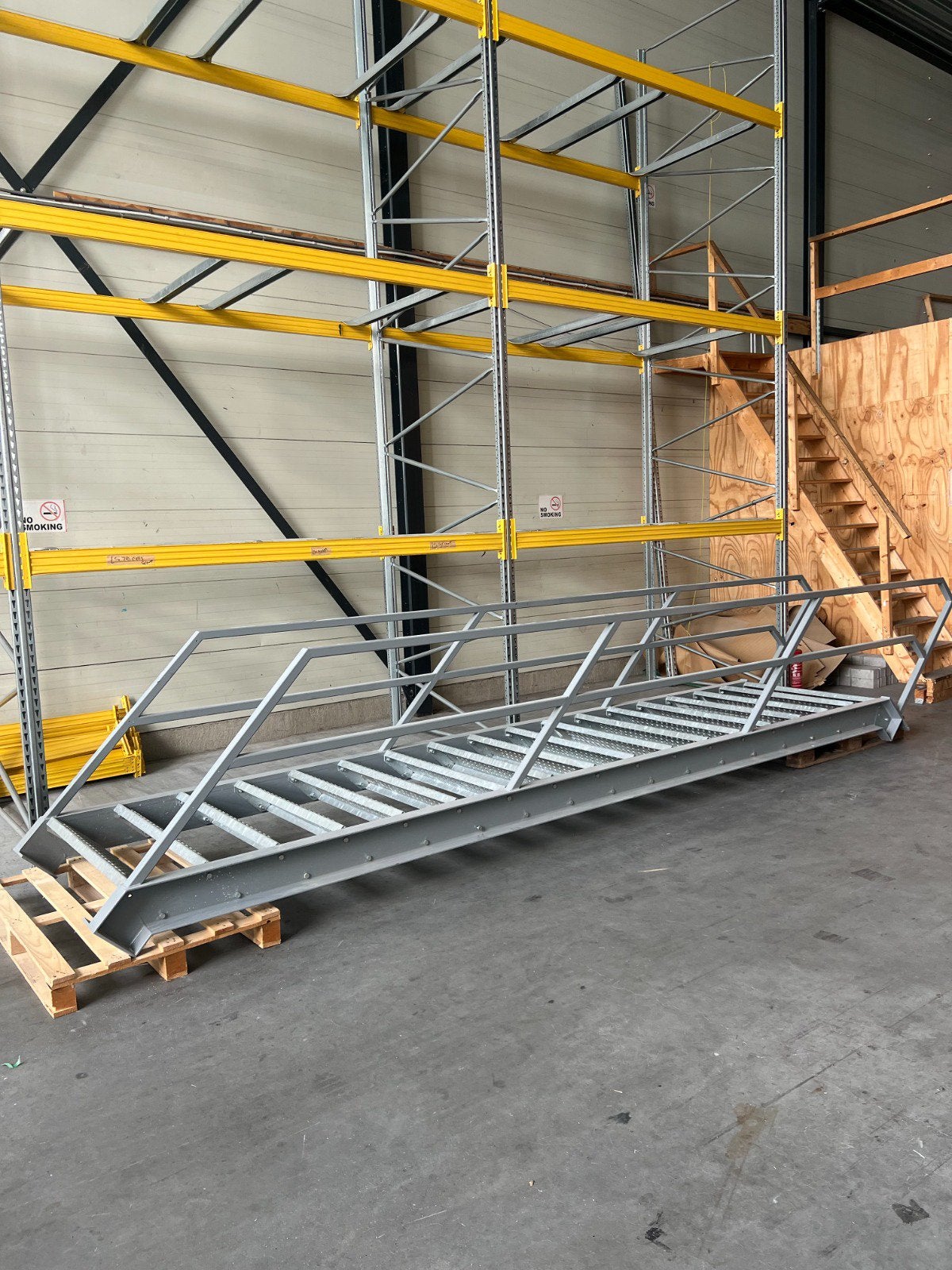Stalen trap magazijntrap verzinkt ca. 350 cm hoog (nieuw), Ophalen, Nieuw, 2 tot 4 meter