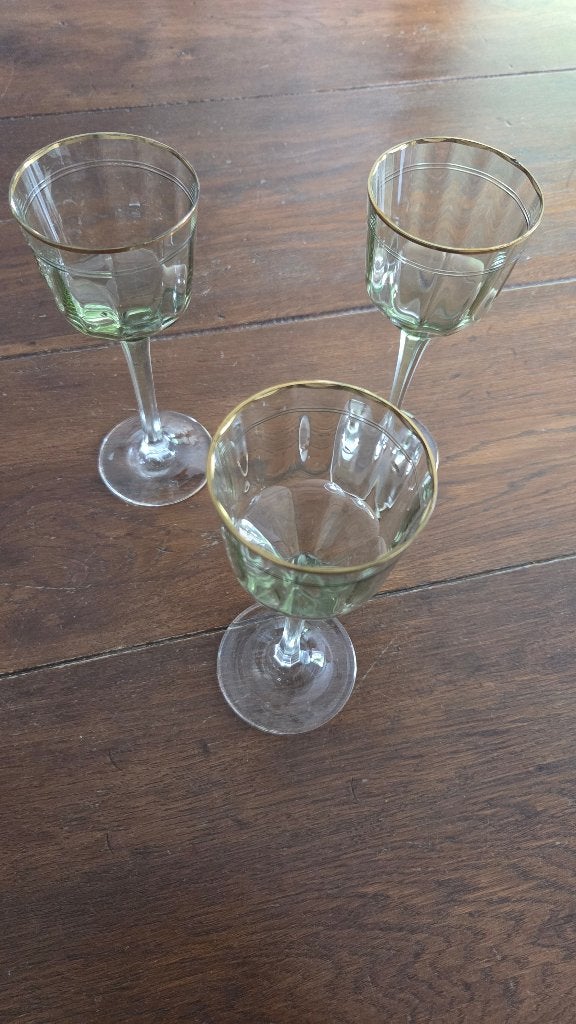 Antieke wijnglazen lichtgroen facet geslepen gouden randje, Antiek en Kunst, Ophalen of Verzenden