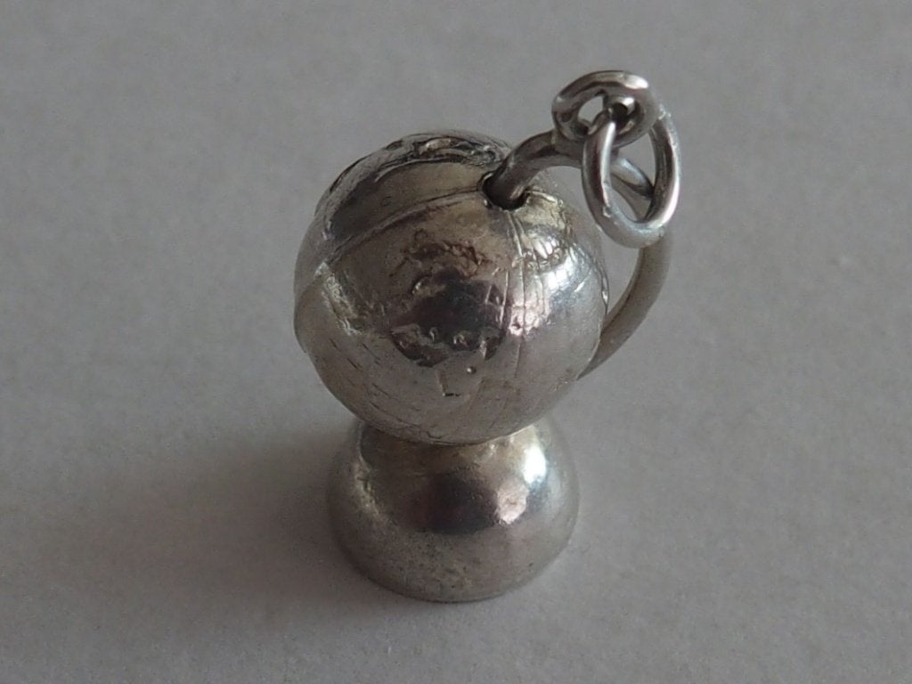 ZILVEREN HANGER: WERELDBOL/GLOBE, Overige merken, Verzenden, Zo goed als nieuw, 1 bedel
