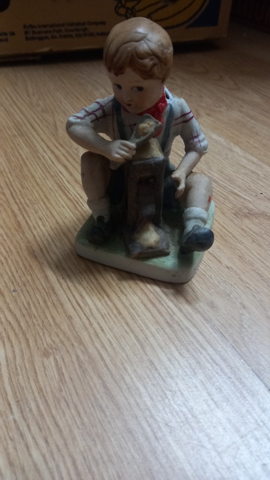 Vintage beeldje jongen met schoenmakersgereedschap, 12 cm, Ophalen of Verzenden, Gebruikt
