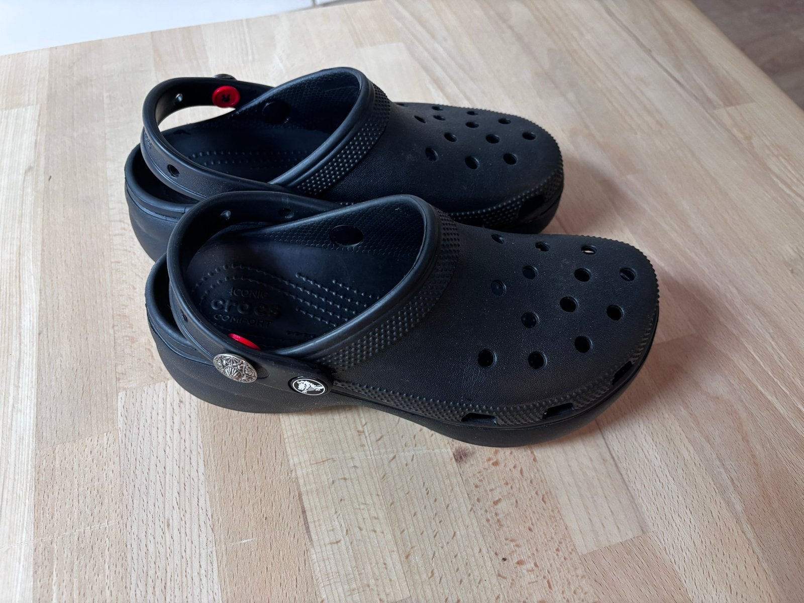 Zo goed als nieuwe zwarte Crocs 37 (z.o.z.: Womens Mt. 6), Ophalen of Verzenden, Zo goed als nieuw, Zwart, Slippers