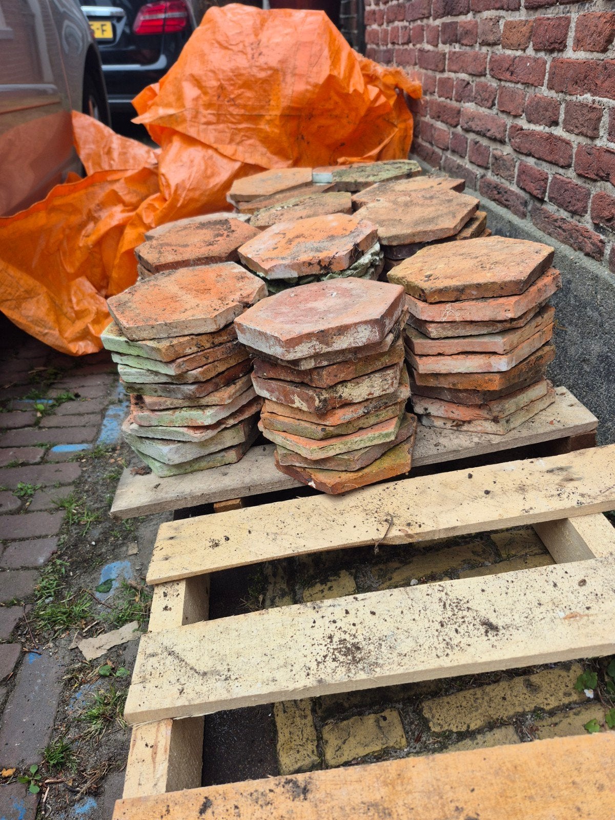 Oude rode 6 hoekige tegels rond 117 stuks voordelig, Ophalen, Gebruikt