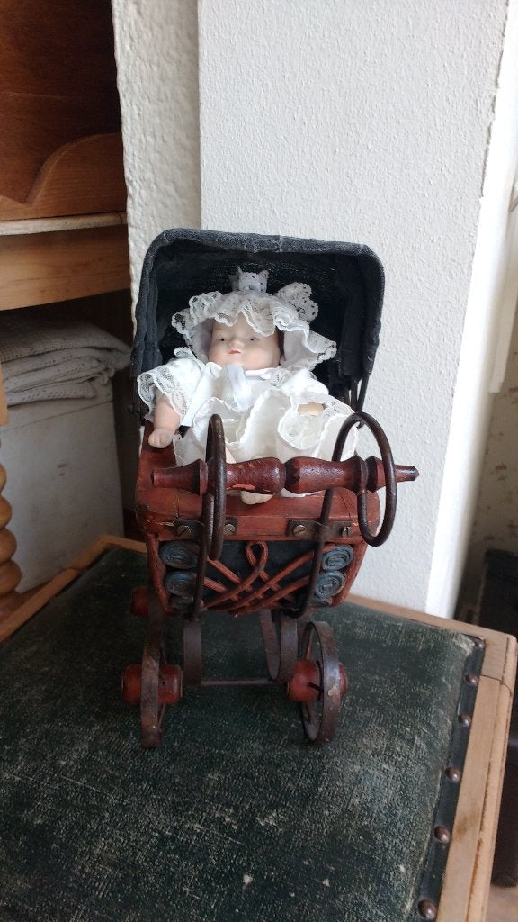 Poppenwagen oud + popje. Hoogte 29cm. B, Ophalen of Verzenden