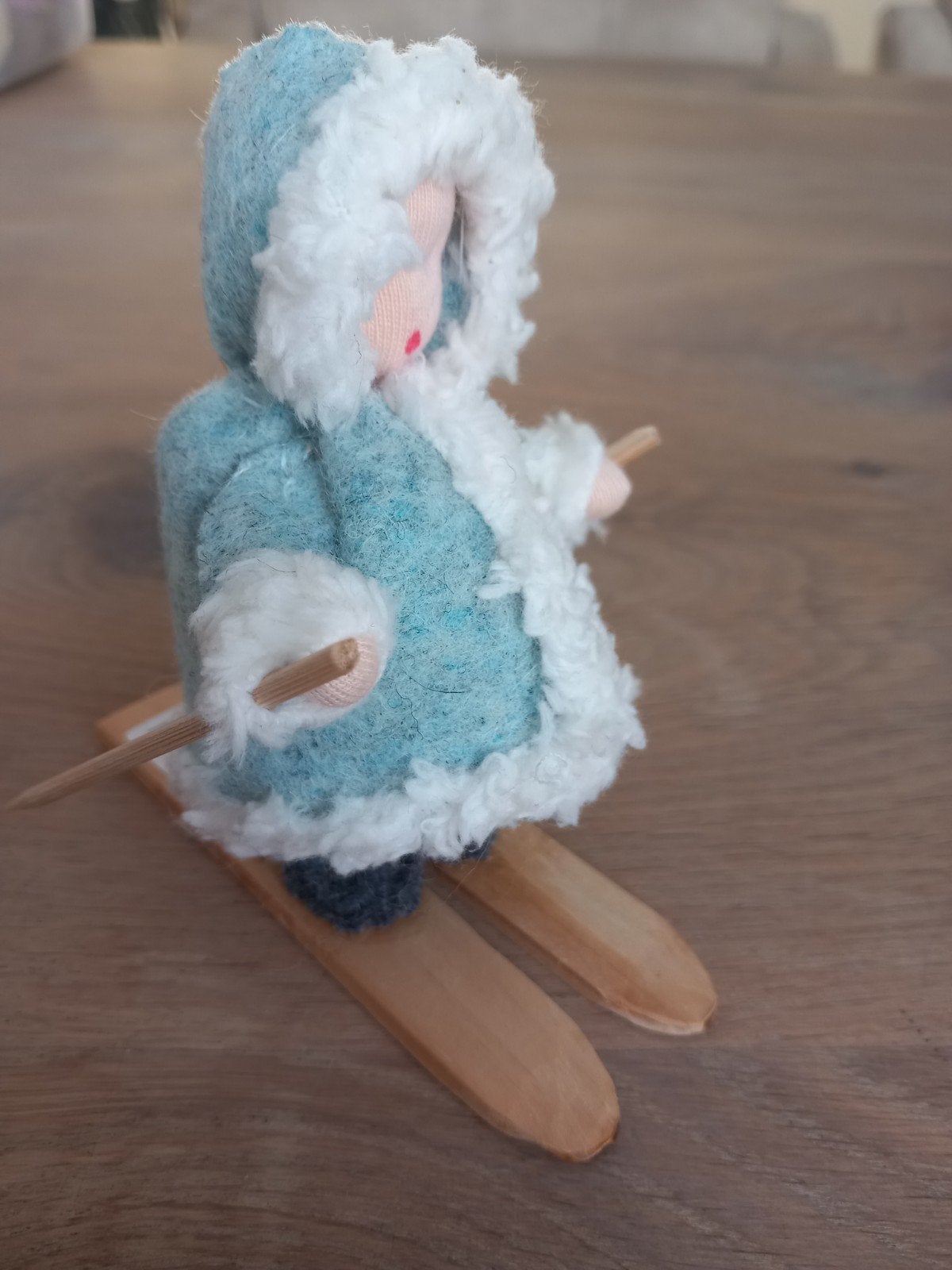 Eskimo op de ski vilt seizoenstafel vrijeschool 11cm, Hobby en Vrije tijd, Ophalen of Verzenden, Figuurtje(s)