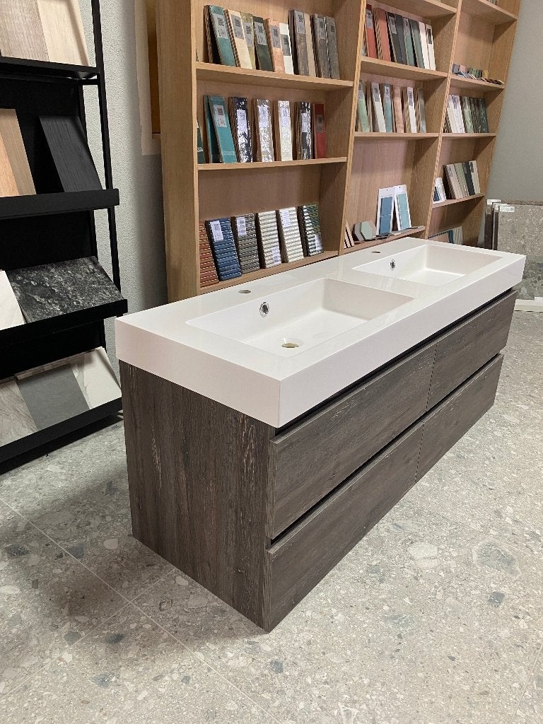Badmeubel 140 cm showmodel van €2470 nu €850 WEG=WEG! NEW, Huis en Inrichting, Badkamer | Badkamermeubels, 100 tot 150 cm, Overige typen