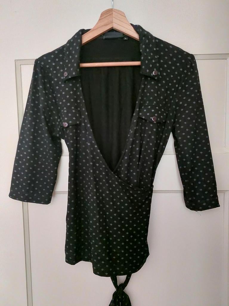 Comfortabel en vrouwelijk wikkeltruitje van Promiss maat L, Kleding | Dames, Jumpsuits, Maat 38/40 (M), Promiss, Zwart, Ophalen of Verzenden