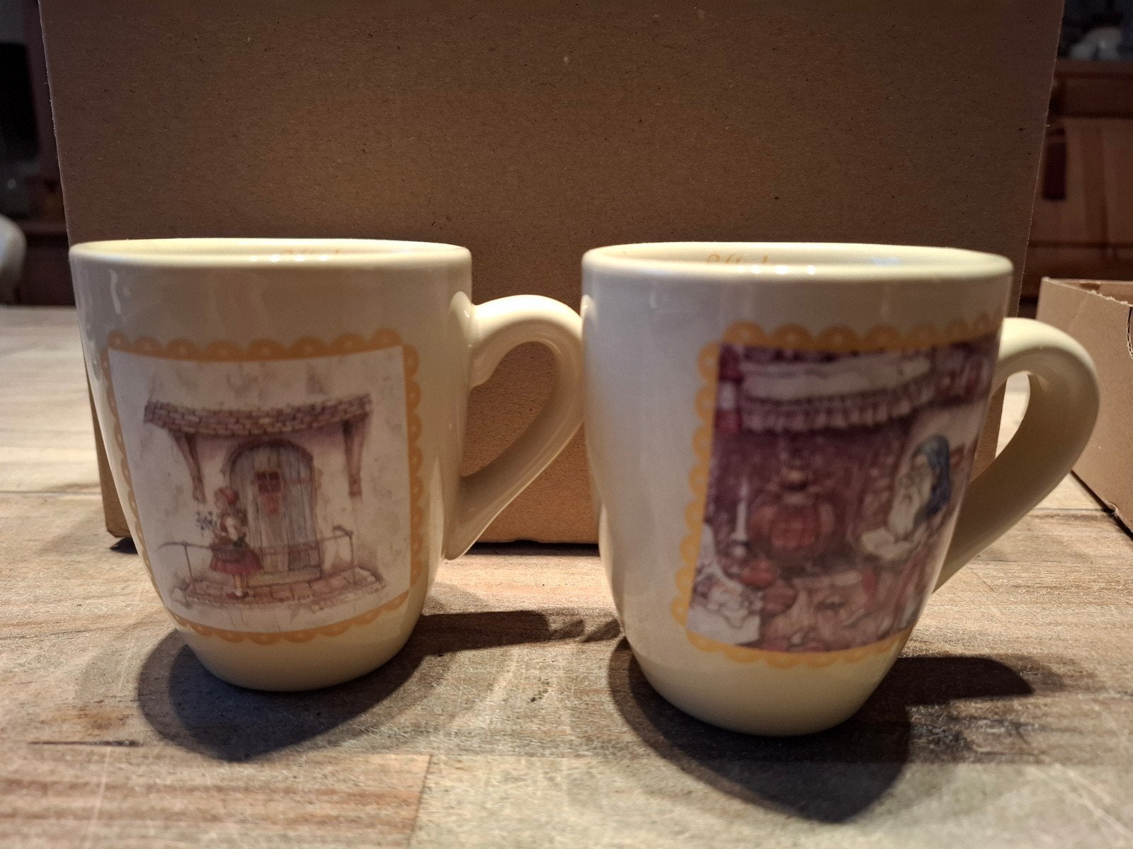 2 oude bekers Efteling, Roodkapje & Kabouter, Verzamelen, Ophalen, Zo goed als nieuw, Gebruiksvoorwerp