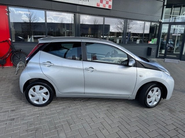 Toyota Aygo 1.0 VVT-i X-PLAY AUTOMAAT + AIRCO/CAMERA/PDC 67., Euro 5, Stof, Gebruikt, 4 stoelen