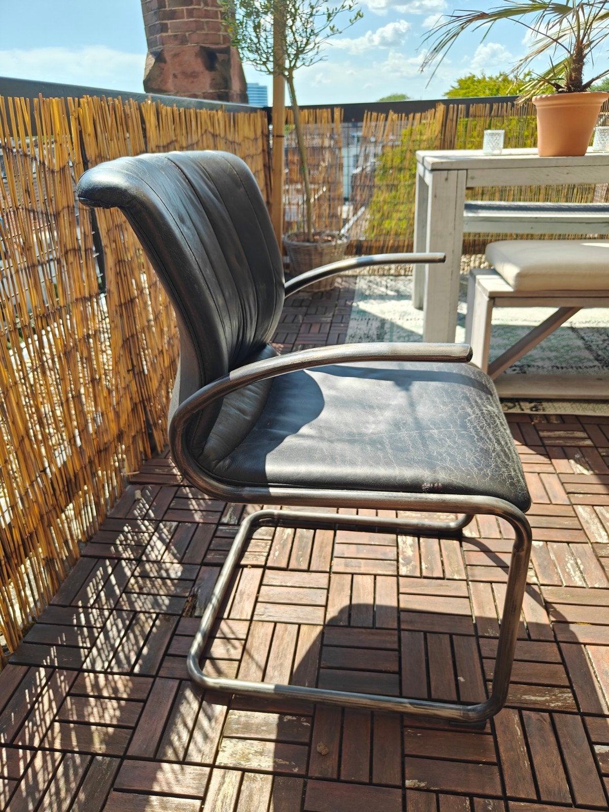 Comfortabele stoel bruin/zwart met armleuningen, Huis en Inrichting, Stoelen, Gebruikt, Bruin, Ophalen of Verzenden, Eén