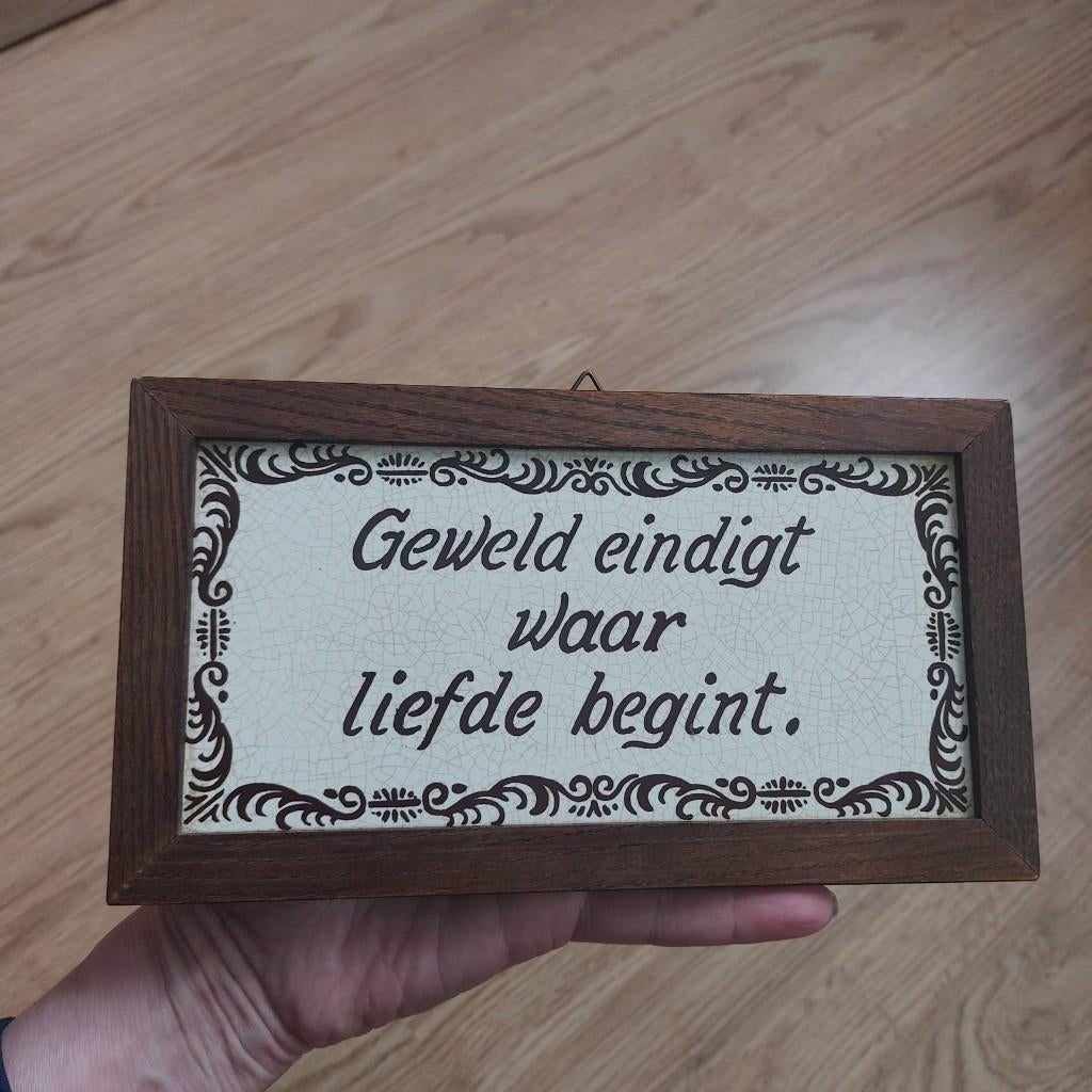 Oude tegel met spreuken,de afmetingen staan op de foto's, Antiek en Kunst, Antiek | Wandborden en Tegels, Ophalen of Verzenden