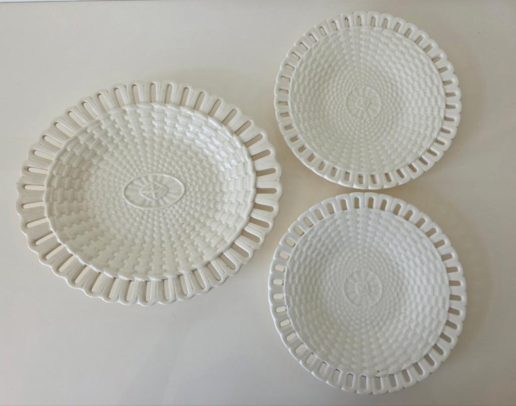 Antieke 19e eeuwse Wedgwood creamware schaal en 2 bordjes, Antiek en Kunst, Ophalen of Verzenden