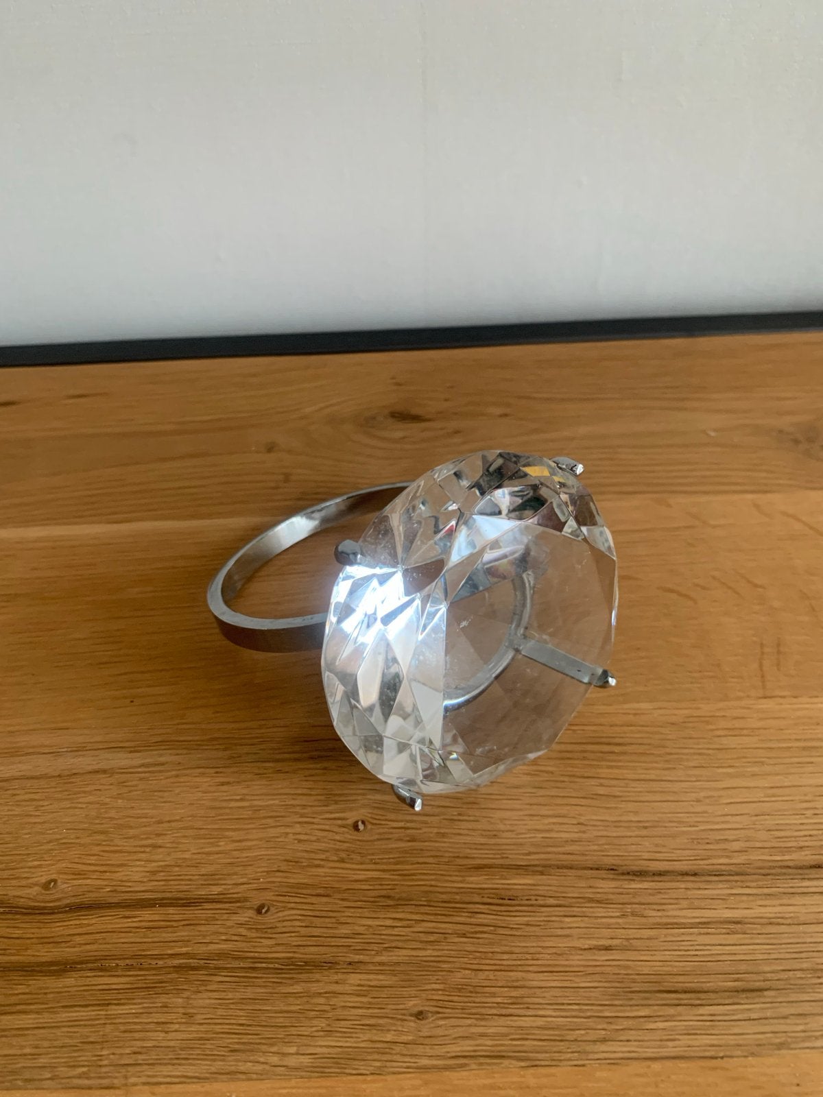 Supergrote ring met kristal - Grappig cadeau of decoratie, Met kristal, 20 of groter, IJzer of Staal, Ophalen of Verzenden