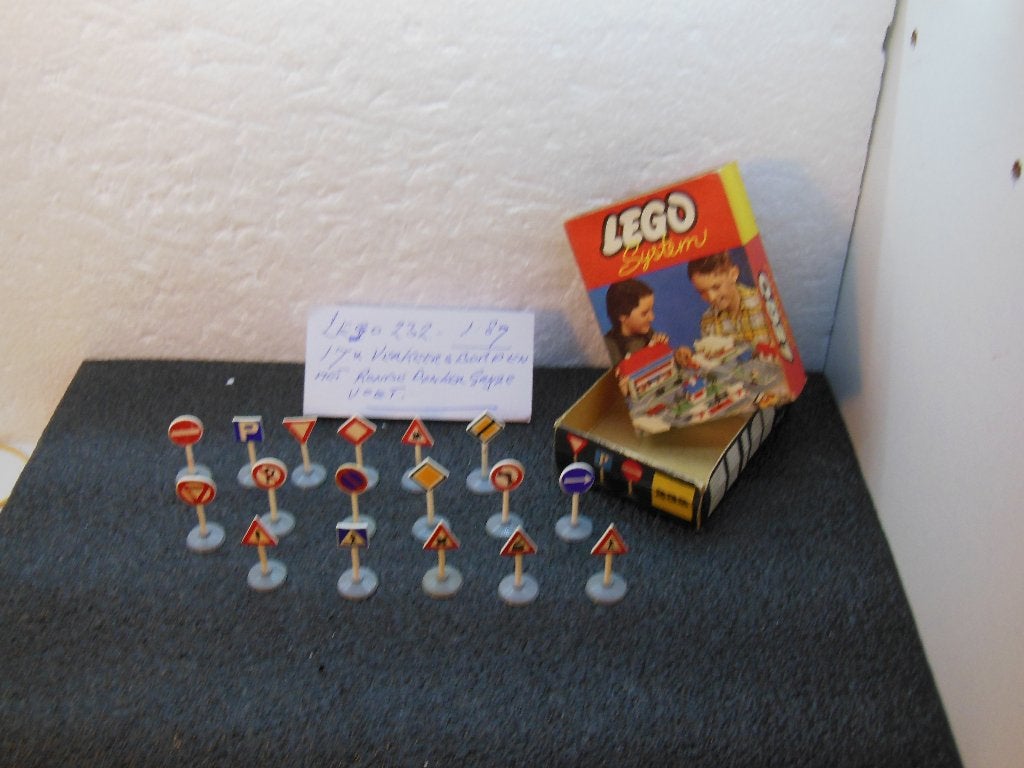 LEGO  232 - 17 VERKEERS BORDEN  + DOOSJE  1:87, Hobby en Vrije tijd, Modelauto's | 1:87, Ophalen of Verzenden, Zo goed als nieuw