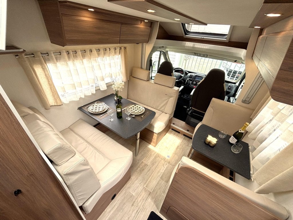 Pilote P696 Essentiel 6-PERSOONS! STAPELBED +HEFBED UNIEK!, Caravans en Kamperen, Campers, Fiat, Pilote, Bedrijf, Half-integraal