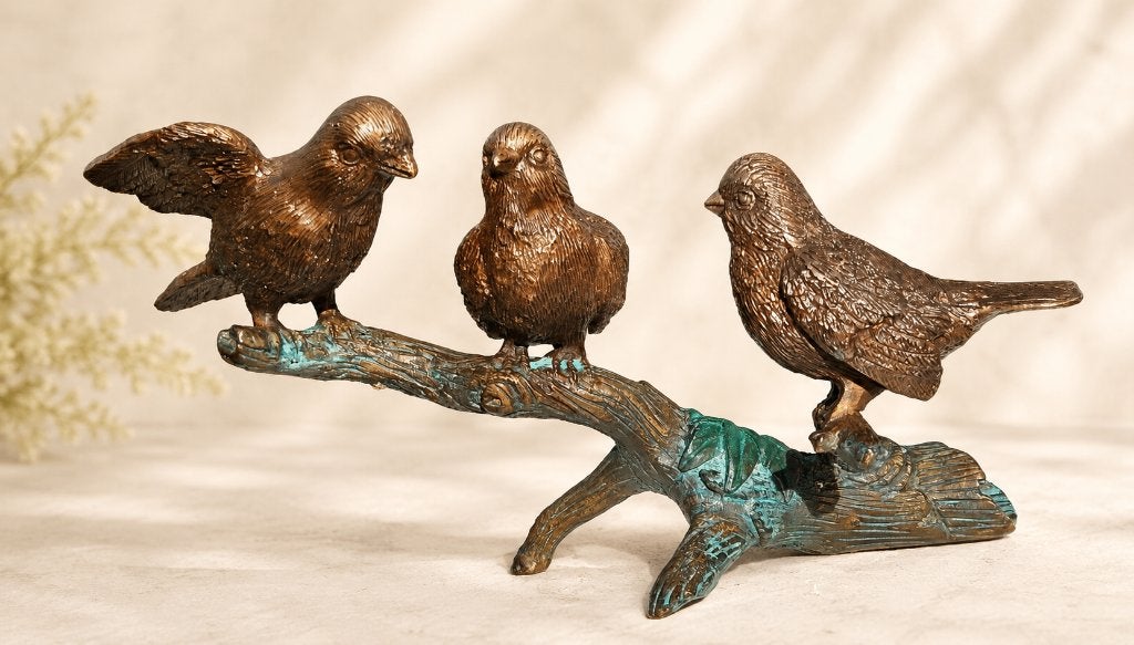 3 VOGELS -MUSSEN OP TAK / bronzen dierenbeeld, Tuin en Terras, Dierenbeeld, Nieuw, Info@huisentuindecoratiemarie.nl, Huis en tuin decoratie marie