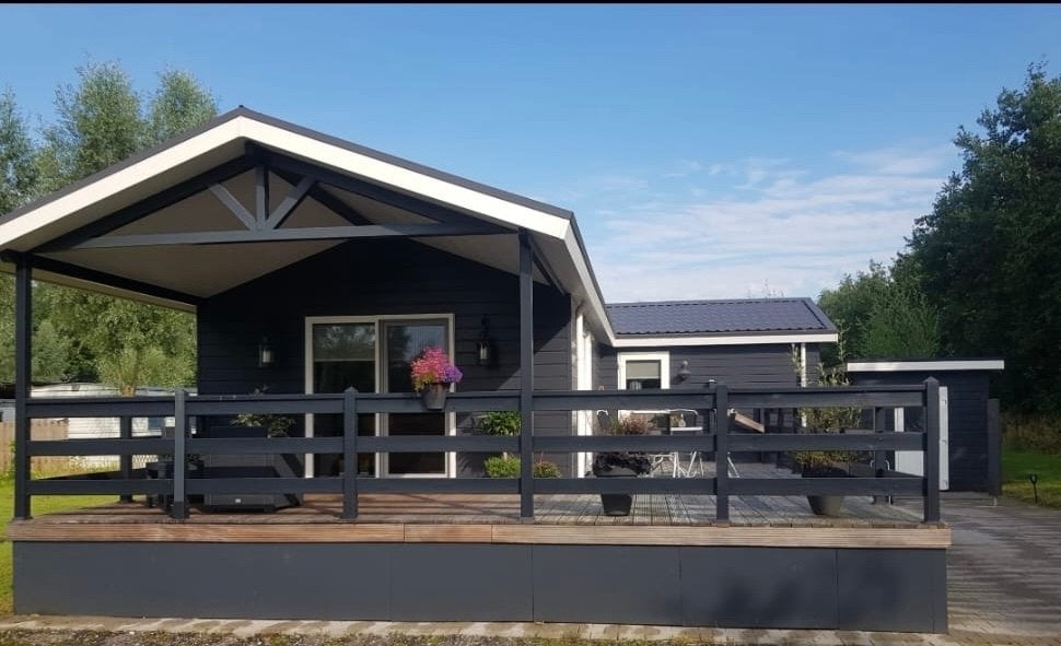 Luxe  L-vormig  chalet met ruime veranda en schuurtje, Vakantie