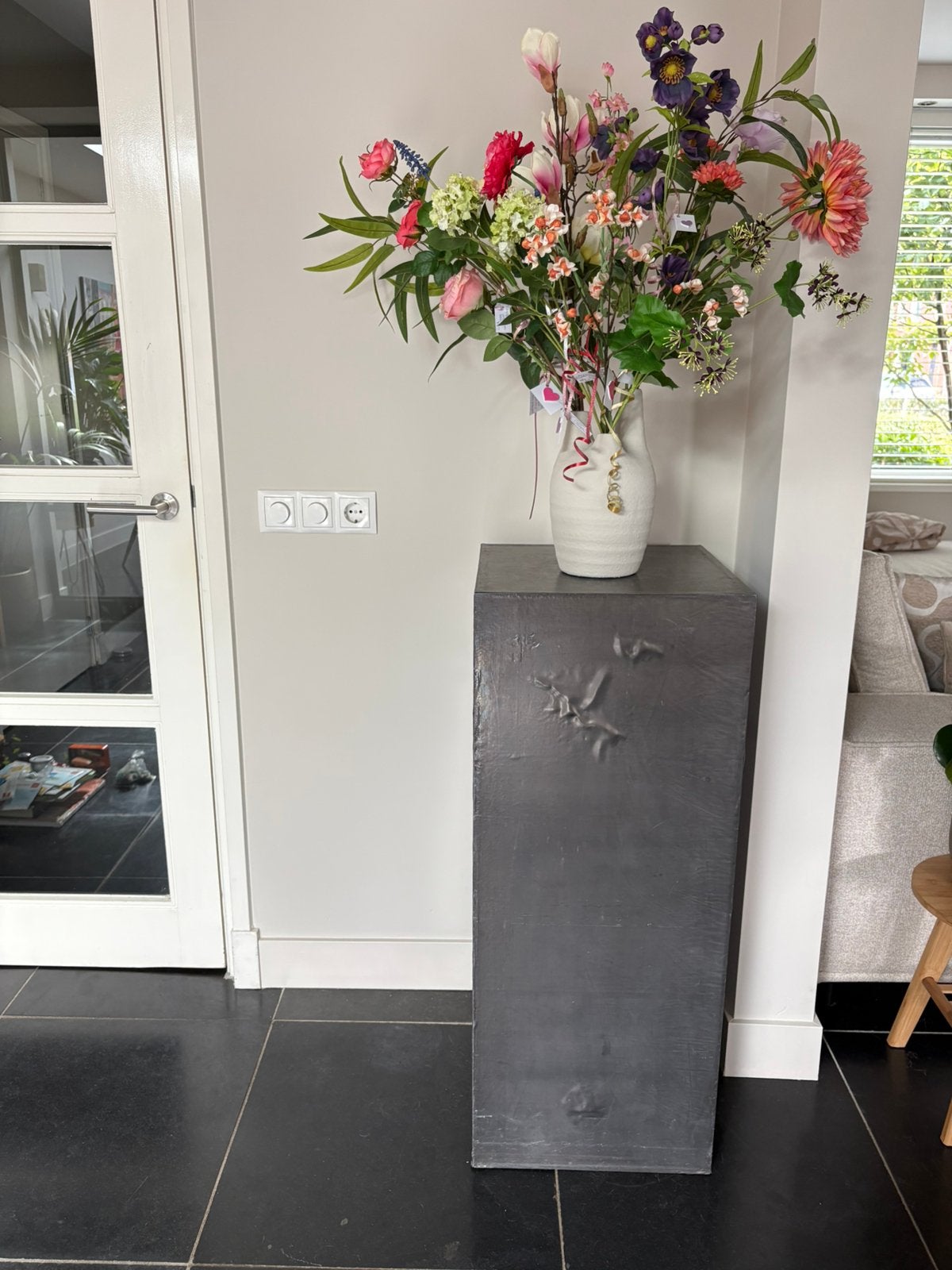 Presentatie zuil van hout met grijze omkleding, Ophalen, Gebruikt