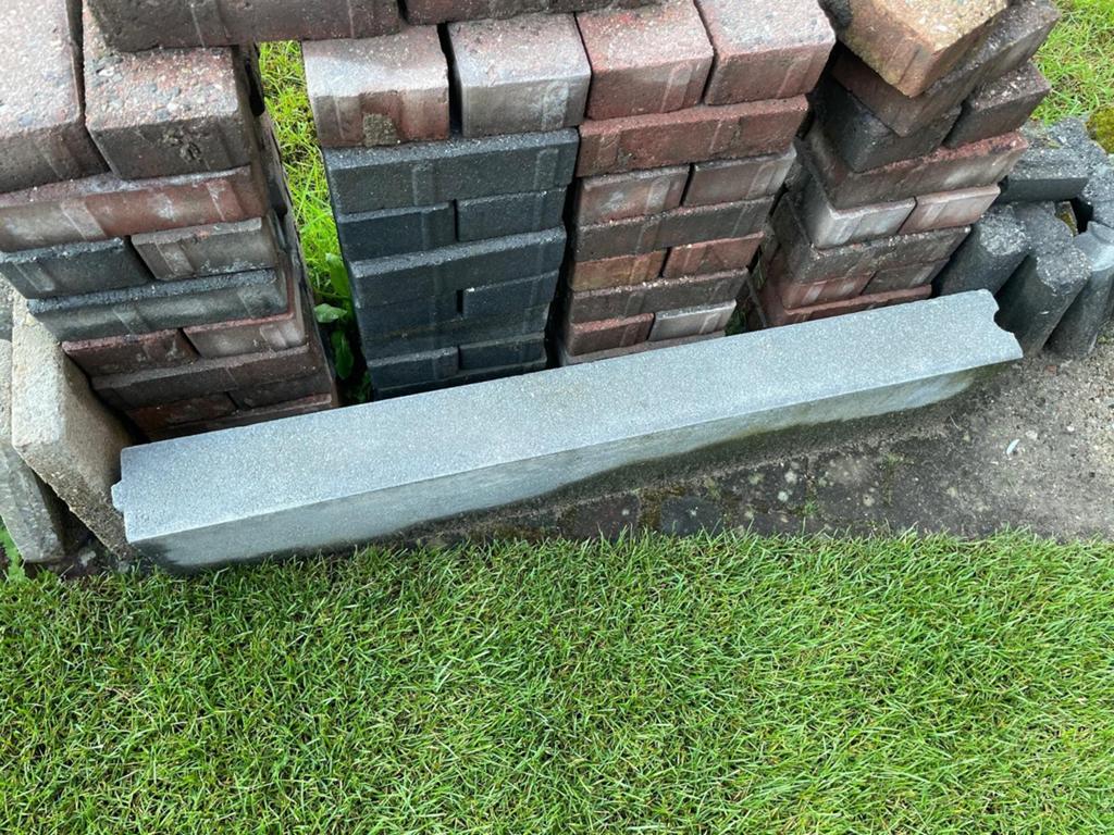 Gratis: Betonklinkers , borderranden en een stoepband., Tuin en Terras, Terrasdelen en Vlonders, Gebruikt, Overige materialen
