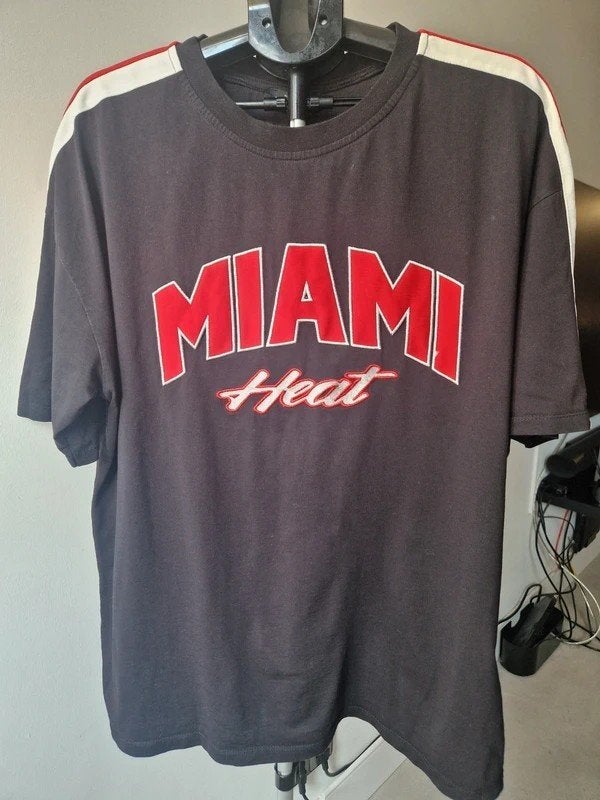Kleidermafia Miami Heat T-shirt – maat XL, Sport en Fitness, Basketbal, Ophalen of Verzenden, Kleding