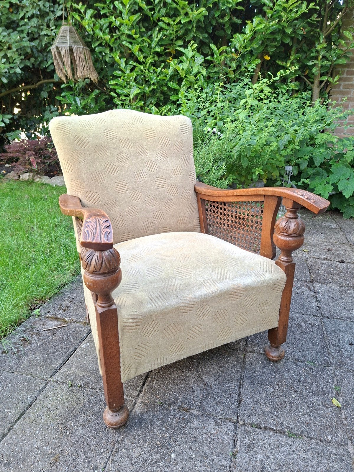 Antieke fauteuil met rotan en houtsnijwerk, Antiek en Kunst, Ophalen
