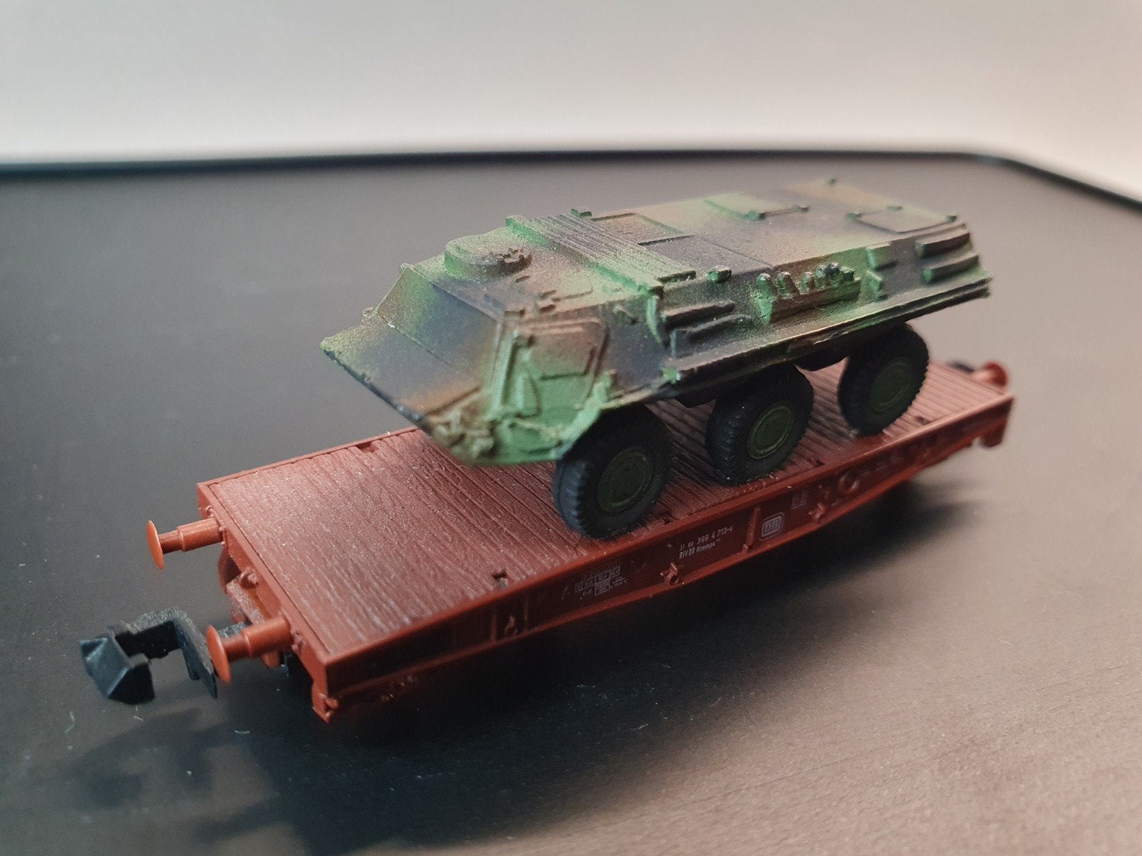 Roco N spoor wagon met militair voertuig - Goede staat, Gelijkstroom, Wagon, Ophalen of Verzenden, Zo goed als nieuw