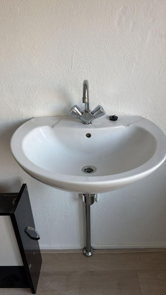 Goeduitziende wasbakken met kraan 4 x €20 p.s, Zo goed als nieuw, Minder dan 100 cm, Wasbak of Wastafel, 25 tot 50 cm