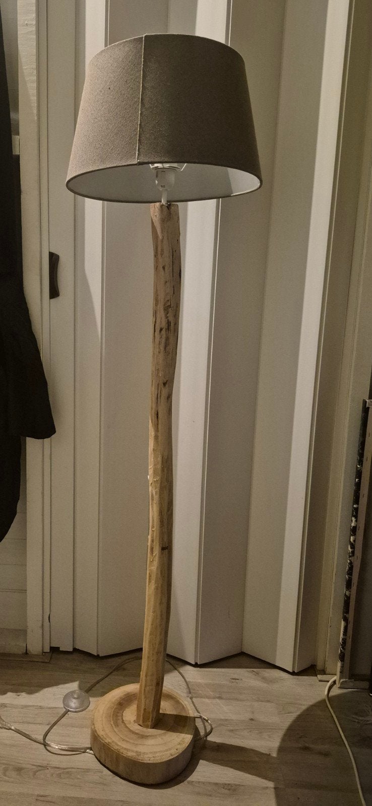 Unieke boomstam vloerlamp met stoffen kap, Huis en Inrichting, Ophalen, Rustiek, Landelijk, Natuurlijk, Zo goed als nieuw, 150 tot 200 cm
