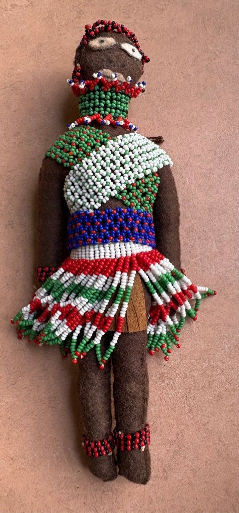Vintage Zoeloe poppetje, vilt + kralen, 19 cm, Afrika, Ophalen of Verzenden, Meerkleurig