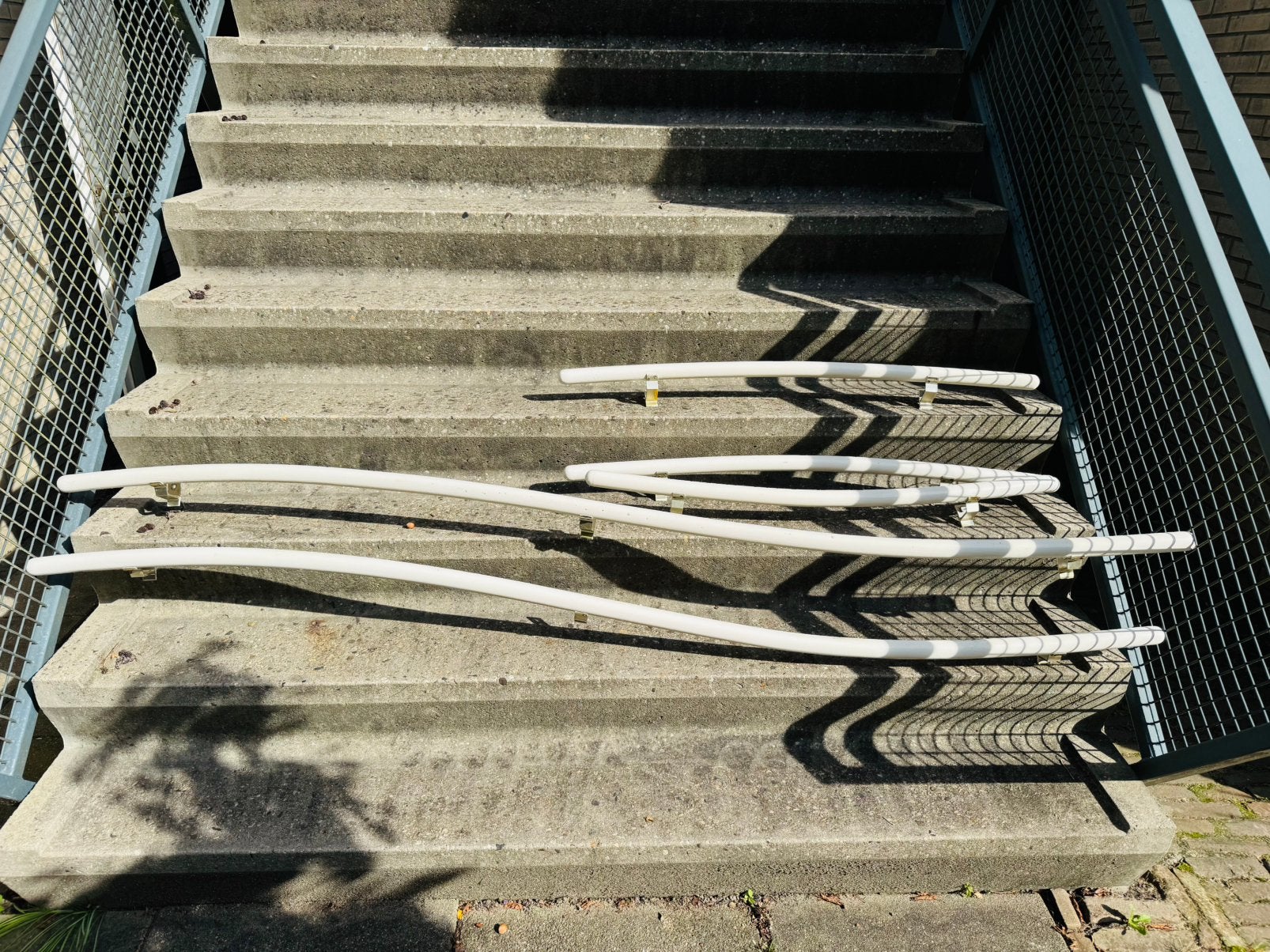 5 stuks witte gebogen trapleuningen, Ophalen, Gebruikt