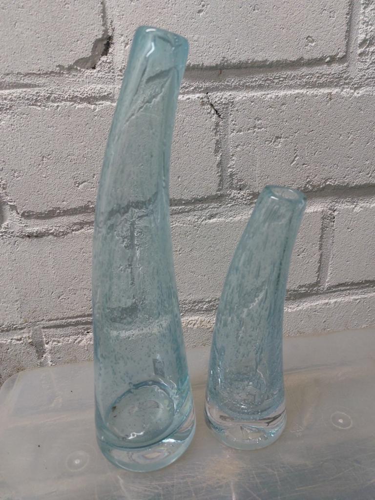 2 dikke glazen vazen met werkje in glas 30 en 20 cm hoog, Ophalen, Overige kleuren, Glas, Minder dan 50 cm