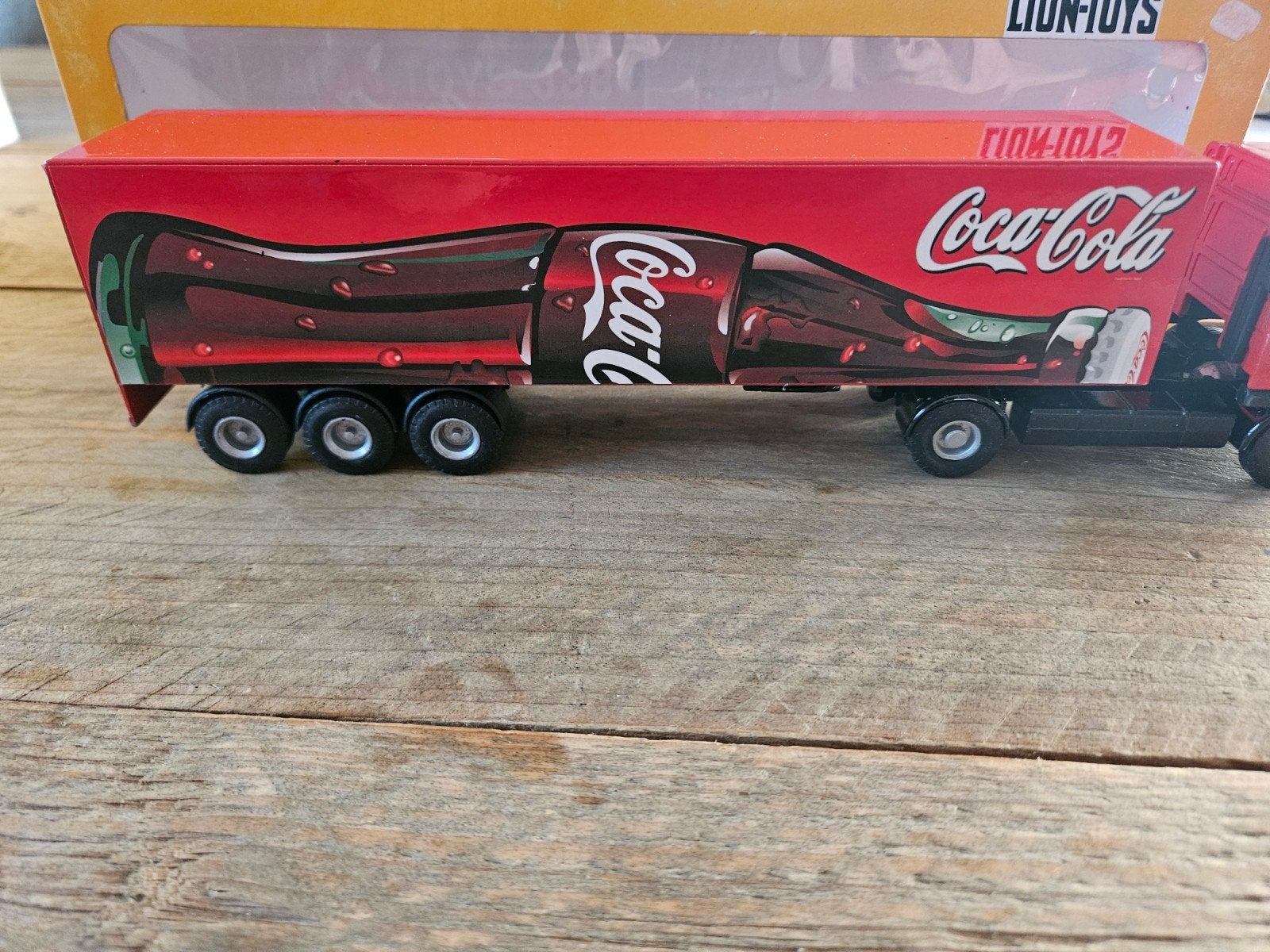 Lioncar Daf XF Coca-Cola flestrailer 1:50 ovp, Ophalen of Verzenden, Zo goed als nieuw, Bus of Vrachtwagen, Lion Toys